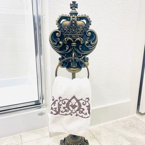 ❣️SOLD ON OTHER SITE❣️Crown Towel Stand